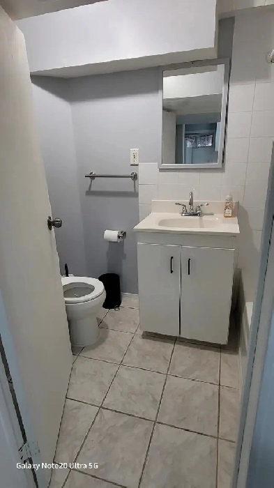 JUST REDUCED Sep. Ent, private, 1-BDRM BSMNT Apt - KENNEDY STN Image# 2