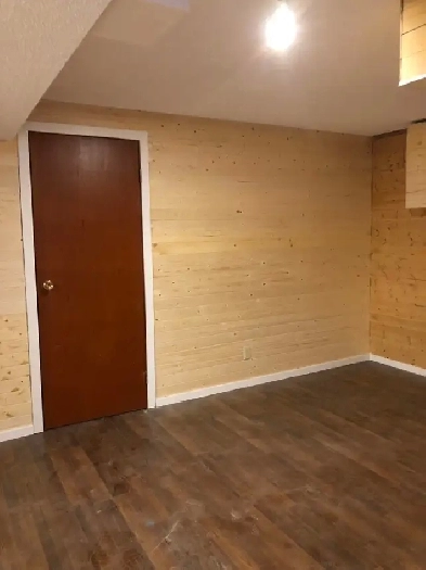 A basement suite(2 bedroom   1 Spacious den) 5 minutes to CTRAIN Image# 5