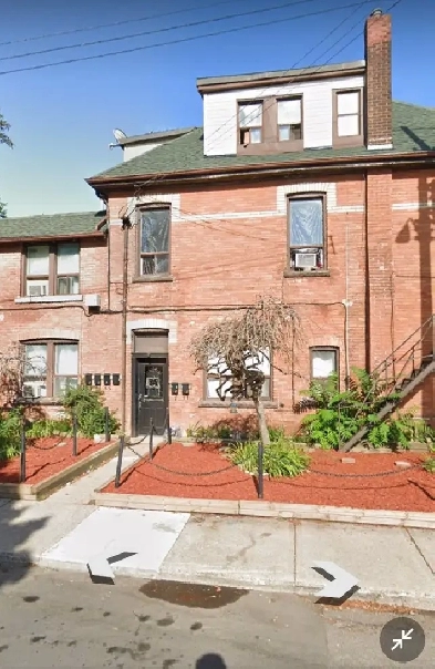 ($1300 renovated 1bedroomt on 3rd floor apartment) Image# 4