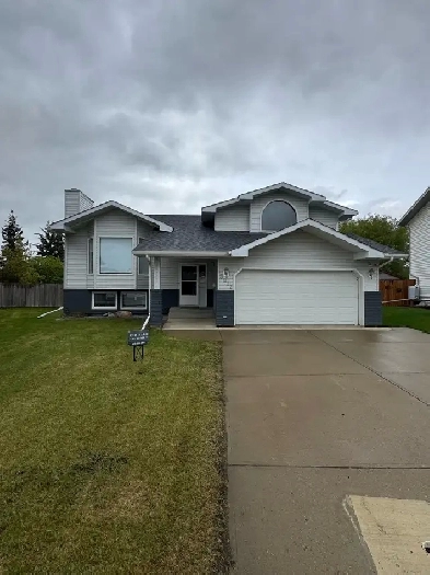 House For Sale on the golf course in a quiet culdesac Image# 1