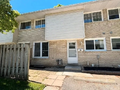Renovated Bright 2 Bedroom Townhome in North End! Image# 13