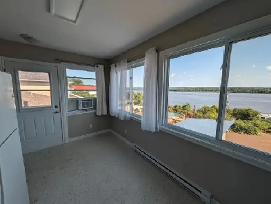 Waterfront one bedroom apartment in Hawkesbury Image# 1