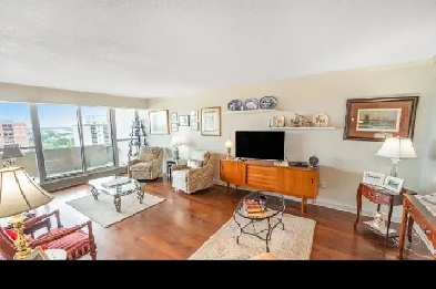 3 Bed 2 Full Bath Downtown Apartment w 2 Balconies! Image# 2