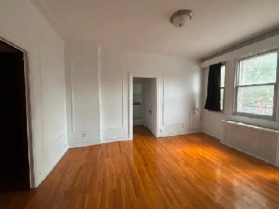 Bright 4 1/2 on great part of Sherbooke, heating included! Image# 2