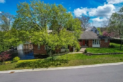 SPRAWLING SIDESPLIT – 4 1 BED, 4 BATH Image# 1