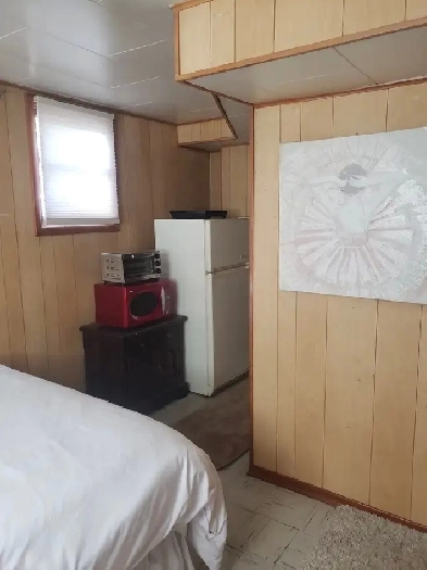 Room available for short term, near Chinook mall / LRT Image# 2