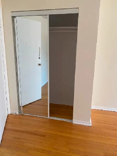 CLEAN & SPACIOUS 3.5 CLOSE TO WATER   AIRPORT. HEAT   H/W INCLUD Image# 3