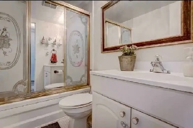 Room for rent near bramely and queen Image# 4