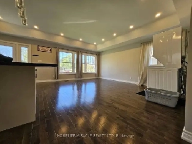 FULLY MODERN UPGRADED HOME IN SCARBOROUGH AT MARKHAM & LAWRENCE Image# 5