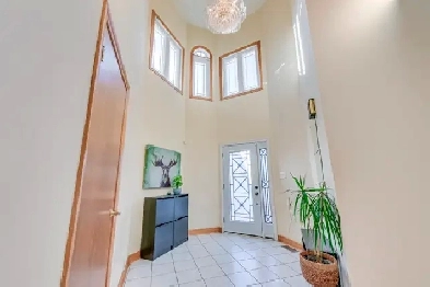 clean/bright/beautiful upstairs rooms Dundas/Erin Mills Pkwy Image# 10