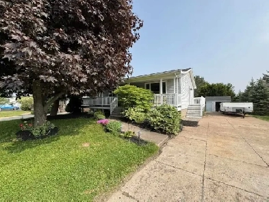 Move-in ready and beautifully updated! Image# 2