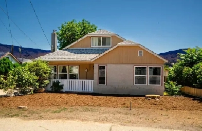 Charming 3-Bed, 2-Bath Home on 0.22 Acres in Downtown Oliver Image# 2