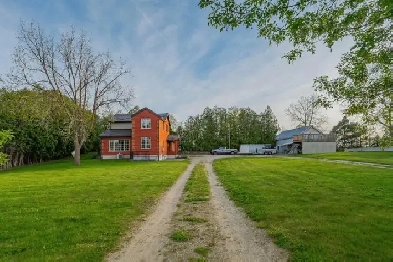 Zoned for Opportunity – Live/Work on 0.7 Acres Near Hwy 401 Image# 1