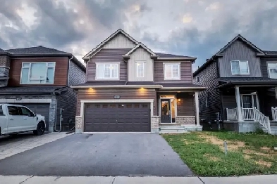 Spacious 4 Bedroom Single House   Double Garage - In Barrhaven Image# 10