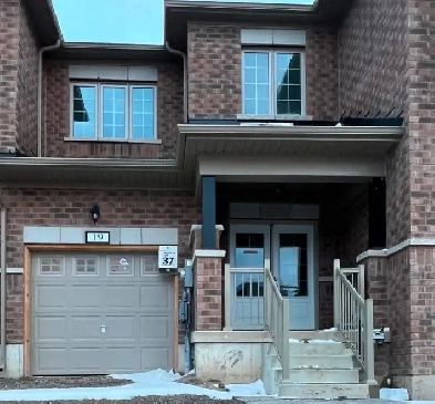 Beautiful 3 bedrooms 3  bathrooms townhouse for rent in Thorold Image# 1
