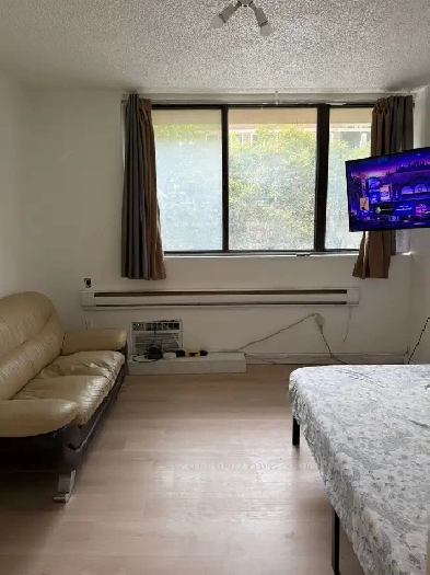 Spacious Private Room with 3-Pc Ensuite Bathroom Image# 1