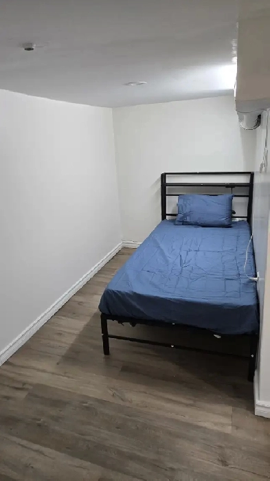 Room near Port Credit Go Station Mississauga Image# 2