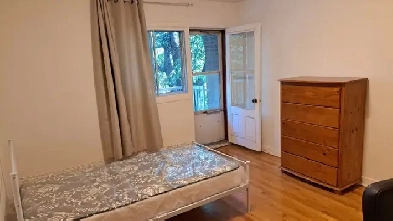 Grande Chambre balcon Étudiante-FillesMétro JolicoeurTout inclus Image# 4