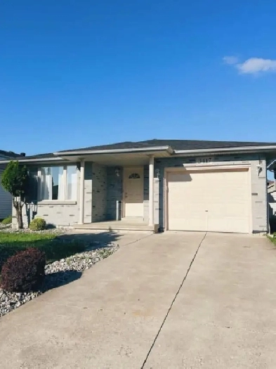 For Rent – Beautiful 4-Level Back Split Home in Prime South Wind Image# 2