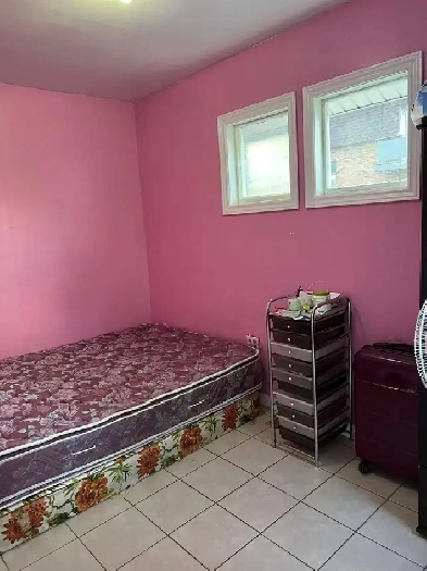 915 josephine ave rooms for rent Image# 1