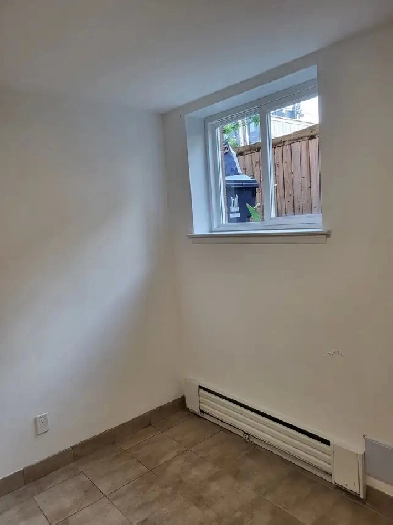 1 Bedroom Apartment- Bathurst/ Lawrence Area Image# 3
