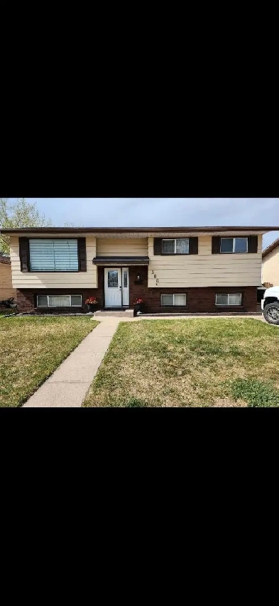 House For Sale: Bi-Level home 5 bedrooms Southridge Image# 1