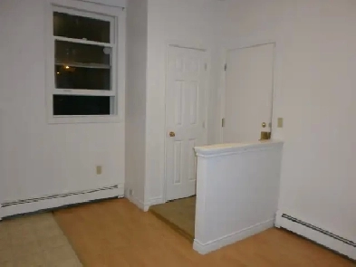 Bachelor Unit for Rent at 204 Dorchester St H&L Included Image# 4