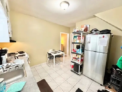 2 BED   1 BATH TRIPLEX UNIT IN THOROLD Image# 1