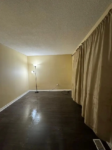 SHARED ROOM AVAIALBLE FOR RENT IN MISSISSAUGA. HEART OF THE CITY Image# 1