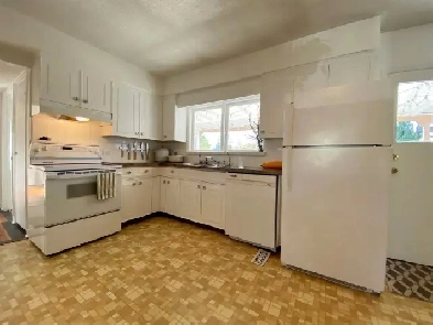 Beautiful bedroom very close to Nanaimo Station Image# 3