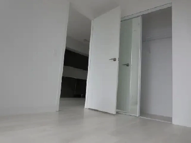STUNNING 1 BEDROOM, 1 BATHROOM, PARKING, LOCKER 33rd FLOOR Image# 4