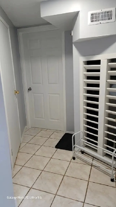Sep. Ent, private, 1-BDRM BSMNT Apt - KENNEDY GO Image# 8
