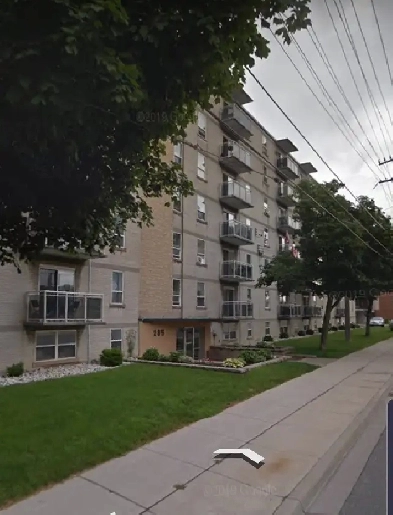 Spacious 1 bed unit with balcony in prime mountain location Image# 4