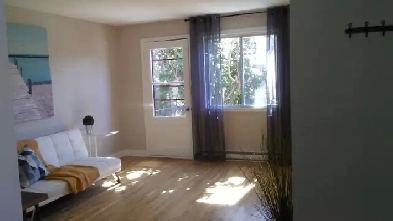 4 ½ spacieux  situé à l’étage d’un duplex propre et tranquille. Image# 4