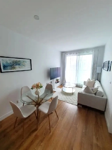Condo 4 ½ tout inclus: hydro, gym, piscine - métro Namur à 2 pas Image# 1