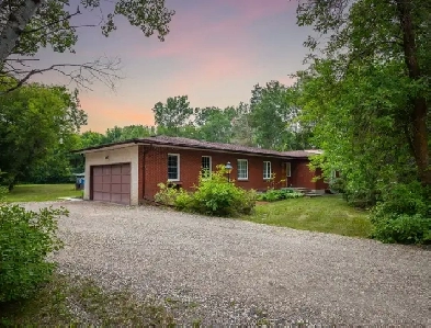 Tastefully Remodelled 3bdrm Bungalow on Private 1.39acre Lot! Image# 2