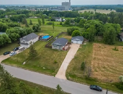 Beautiful 1176sqft Bungalow w/ Oversized 30x30 Heated/Insulated Image# 9