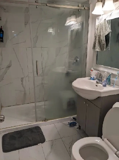 Private RM for rent closer to Markham & Sheppard Image# 4
