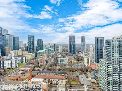 Large 1 plus Den (Separate Room) Condo with great Views Image# 9