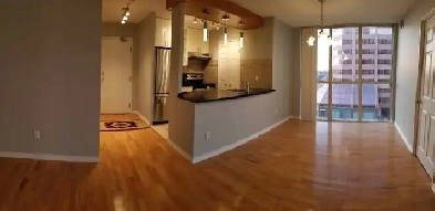 Mississauga Condo –2 Bed   Den | Just Renovated | Move-In Ready! Image# 1