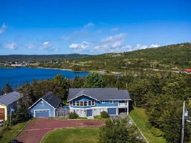 Waterfront, Hot tub, Large lot, Covered deck Image# 1