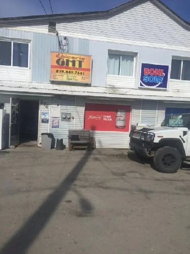 DÉPANEUR a vendre très grand terrain avec 3 appartement Image# 12