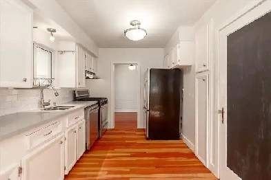 Charming 2 bed, 1bath home with detached garage Image# 1