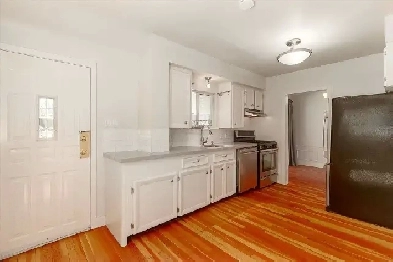 Charming 2 bed, 1.5 bath home with detached garage Image# 2