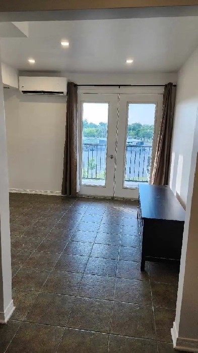 condo 3 1/2 chauffé, AC et semi-meublé inclus. Image# 2