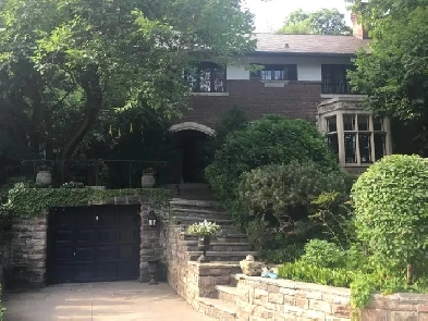 PRIVATE FURNISHED ACCOMMODATION IN DOWNTOWN TORONTO CHATEAU Image# 1