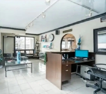 Hairstylist/Barber Chair for Rent Image# 3
