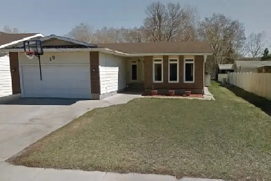 19 Lawson St - Spacious Bungalow Located In Coronation Park Image# 1