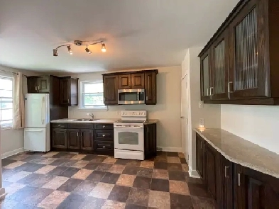 ATTN TRENT STUDENTS - 3 Bdrm Prime North End Location Image# 1