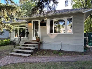 Charming bungalow in sought after Parkallen Image# 4
